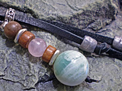 鹿革＆天然石★夜光貝（ヤコウガイ）ストラップ【ローズクォーツ】