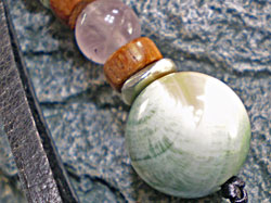 鹿革＆天然石★夜光貝（ヤコウガイ）ストラップ【ローズクォーツ】