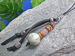 鹿革＆天然石★夜光貝（ヤコウガイ）ストラップ【ローズクォーツ】