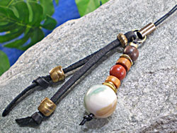 鹿革＆天然石★夜光貝（ヤコウガイ）ストラップ【ジャスパー】