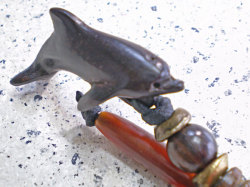 サーファー必見!ウッド(木彫り)キーホルダー イルカ