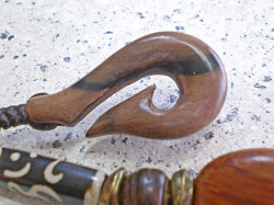 ボーンビーズが個性を演出★ウッド（木彫り）キーホルダー　フィッシュフック