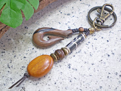 ボーンビーズが個性を演出★ウッド（木彫り）キーホルダー　フィッシュフック