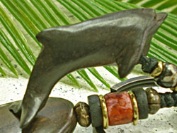 海モチーフ★ウッド（木彫り）キーホルダー　イルカ