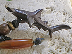 サーファー必見！ウッド（木彫り）キーホルダー　シュモクザメ